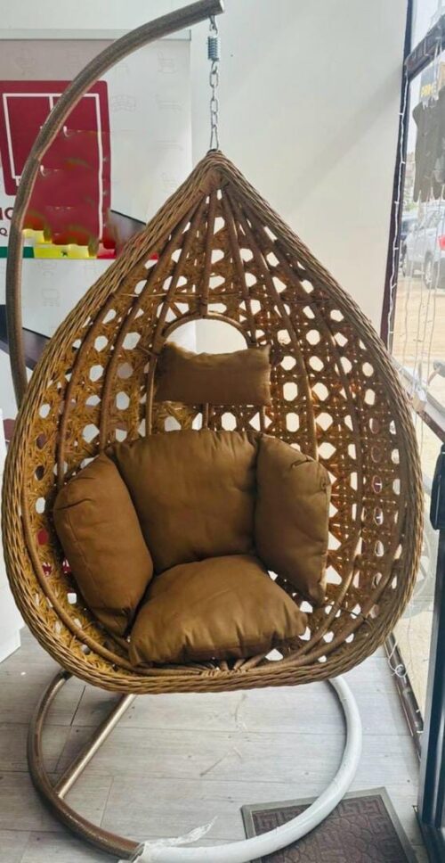 BALANCOIRE-SUSPENDUE-EN-ROTIN-SYNTHETIQUE-COUSSINS