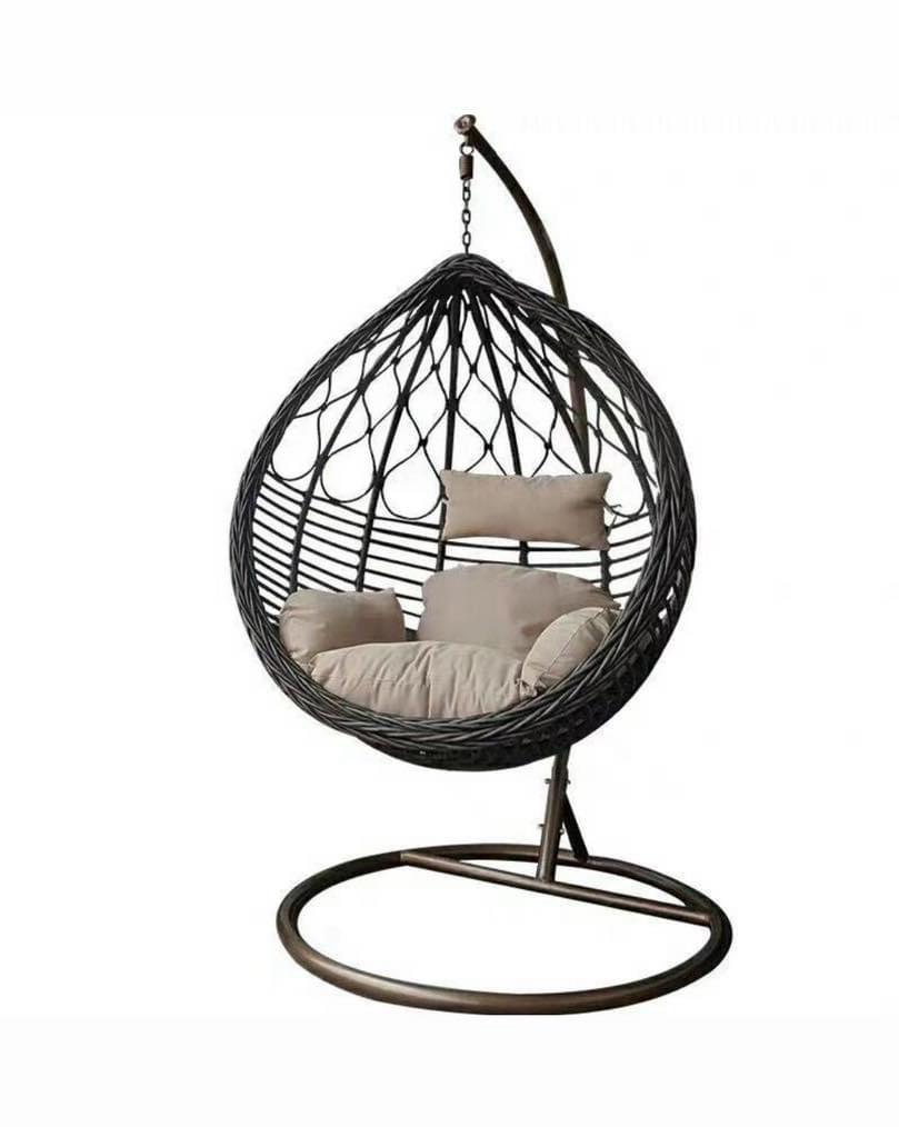 BALANCOIRE-SUSPENDUE-EN-ROTIN-SYNTHETIQUE-COUSSINS-BEIGE