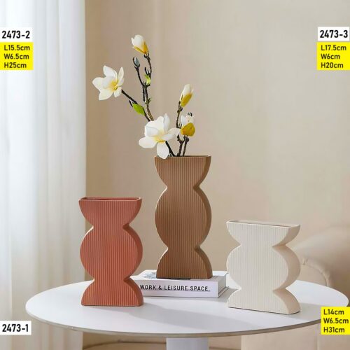 VASE-DECORATIF-BLANC-A-STRIES-VERTICALES