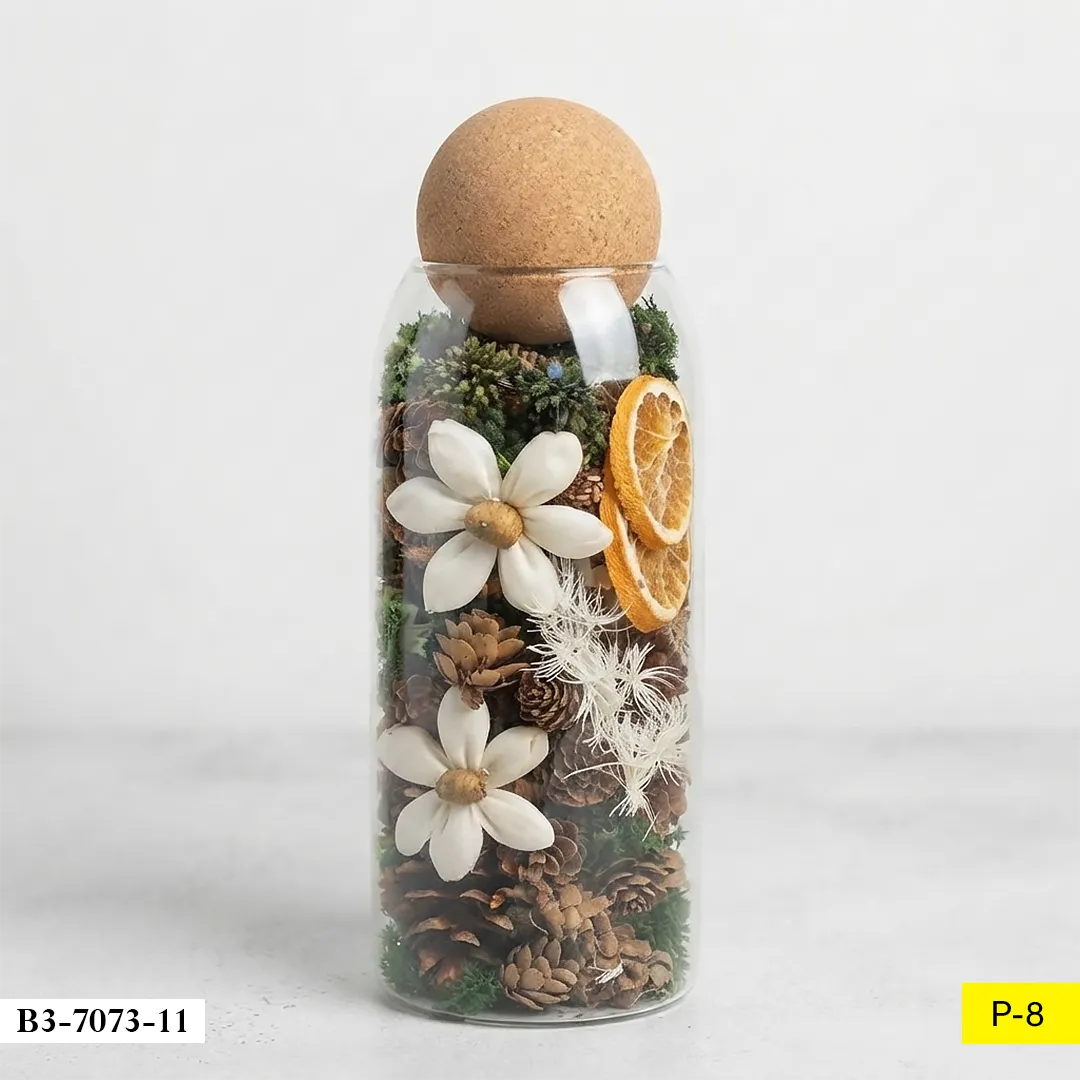 BOUTEILLE-EN-VERRE-REMPLIE-DE-POMMES-DE-PIN-ET-ELEMENTS-NATURELS