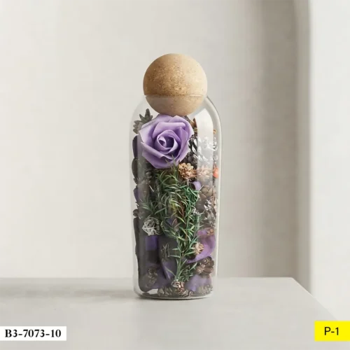 BOUTEILLE-EN-VERRE-REMPLIE-DE-ROSES-ET-ELEMENTS-VEGETAUX-VIALETS